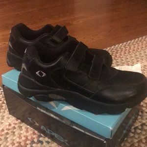 Brand new Apex men’s black walker shoes